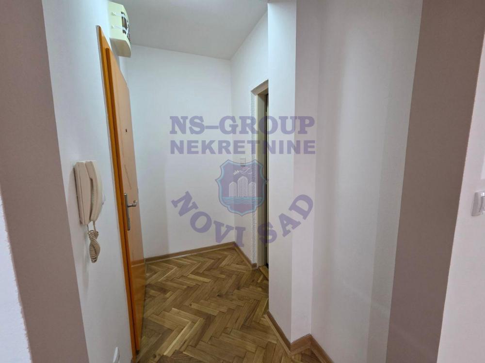 Slika 9 - Dvosoban, 40m2, Grbavica Novi Sad, sa terasom, ima lift